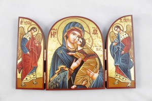 Trittico icona dipinta a mano raffigurante Madonna con Bambino ed arcangeli.
