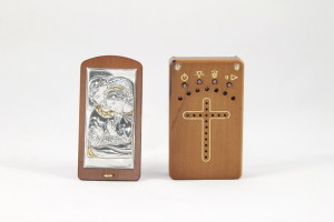 Rosario elettronico in legno di noce con icona.