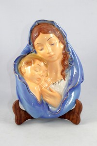 Bassorilievo in ceramica raffigurante Madonna con bambino.
