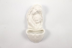 Acquasantiera in ceramica raffigurante Madonna con bambino.