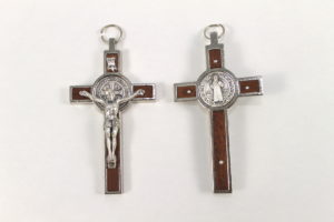 Croce San Benedetto in metallo con inserto legno. Dimensione 8 cm x 4,5 cm.