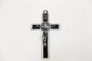 Croce San Benedetto in metallo smaltato nero misura 12,5 cm x 7 cm.